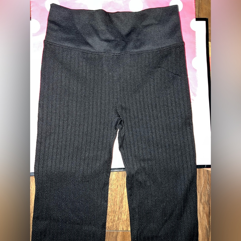 NWT VS PINK Size MEDIUM Black Seamless Cable Knit Flare Legging. - Picture 3 of 10